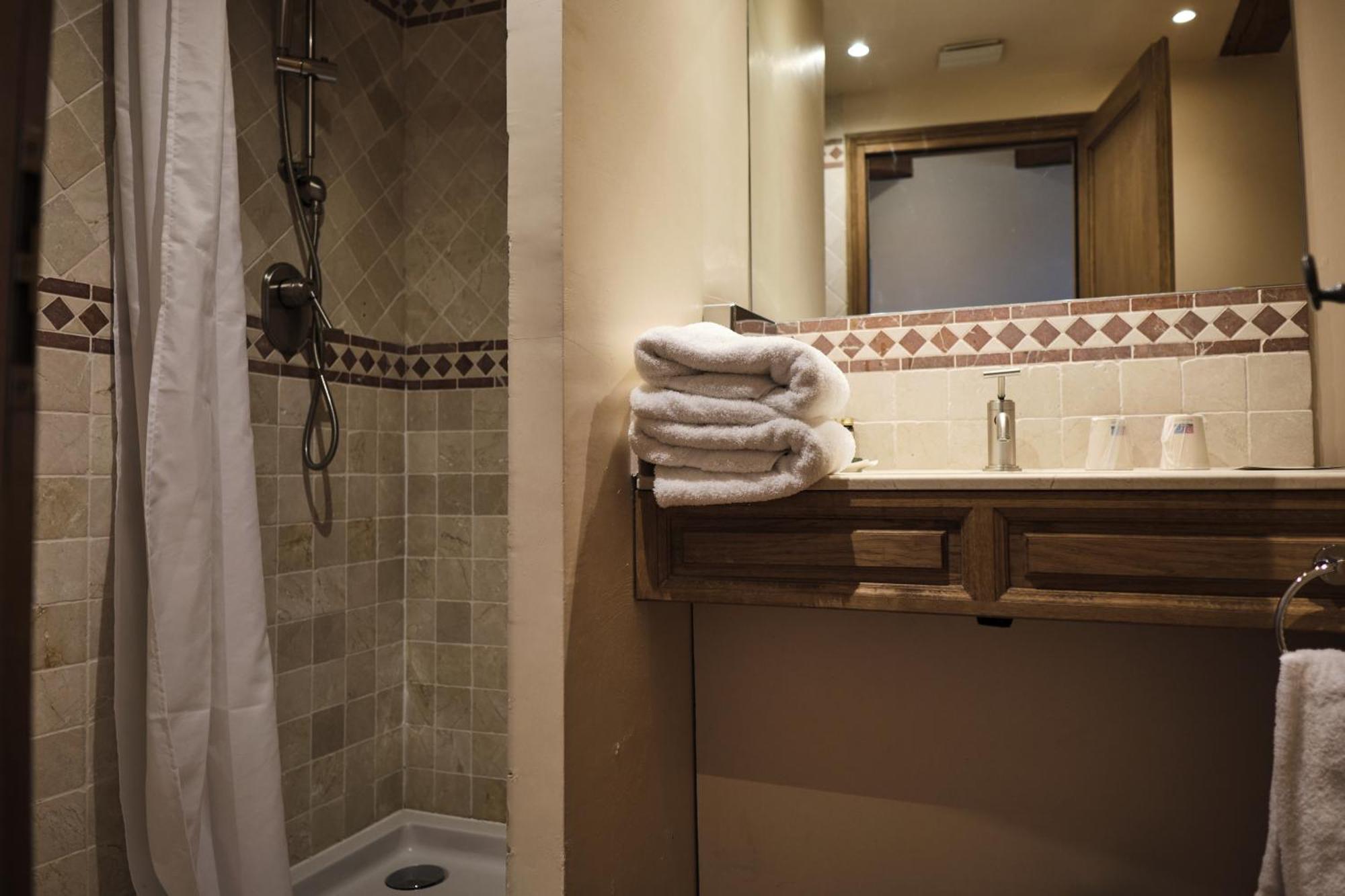 Hostellerie De La Tour D'Auxois โซลิเยอ ภายนอก รูปภาพ