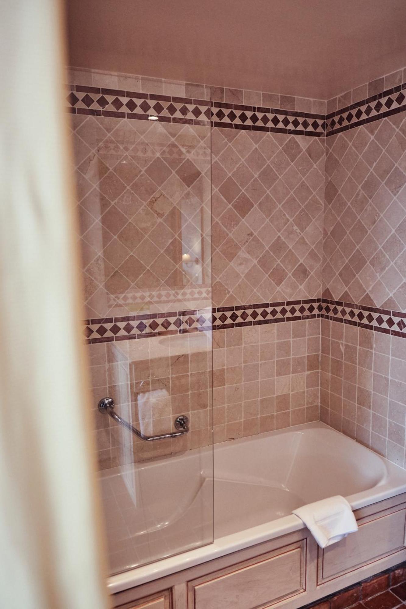 Hostellerie De La Tour D'Auxois โซลิเยอ ภายนอก รูปภาพ