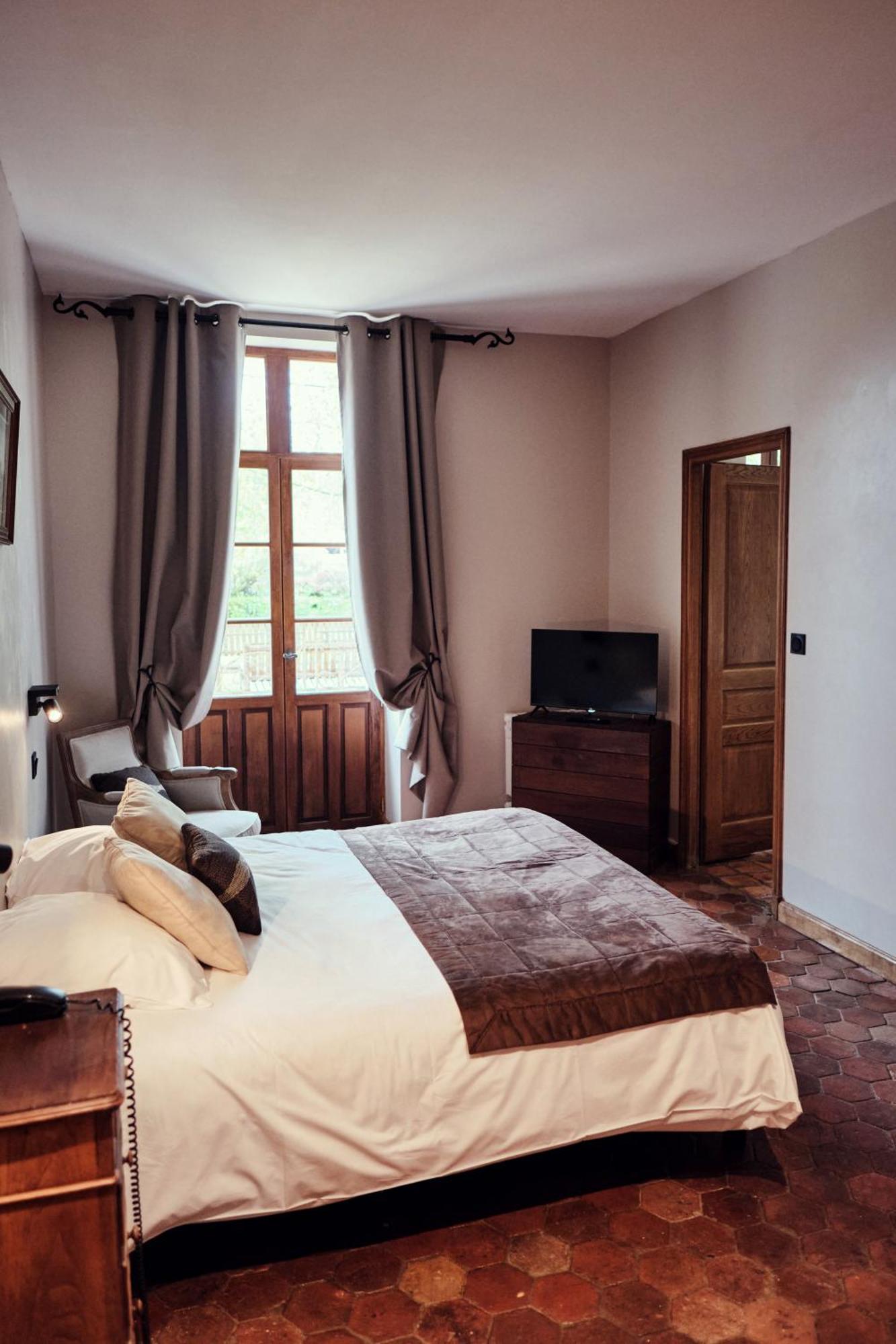 Hostellerie De La Tour D'Auxois โซลิเยอ ภายนอก รูปภาพ