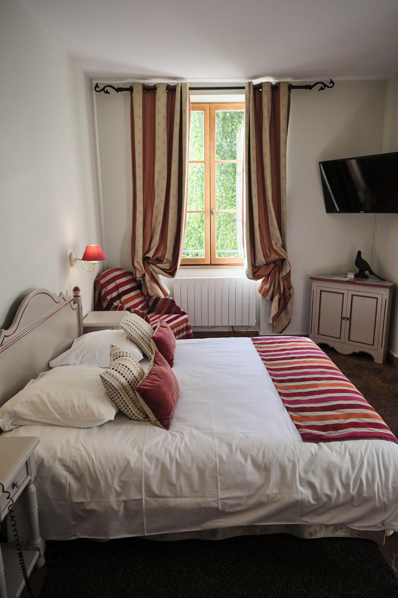Hostellerie De La Tour D'Auxois โซลิเยอ ภายนอก รูปภาพ